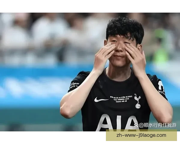 孙兴慜赛前惊喜赠球热刺球迷现场欢呼气氛热烈 孙兴慜赛前惊喜赠球热刺球迷现场欢呼气氛热烈